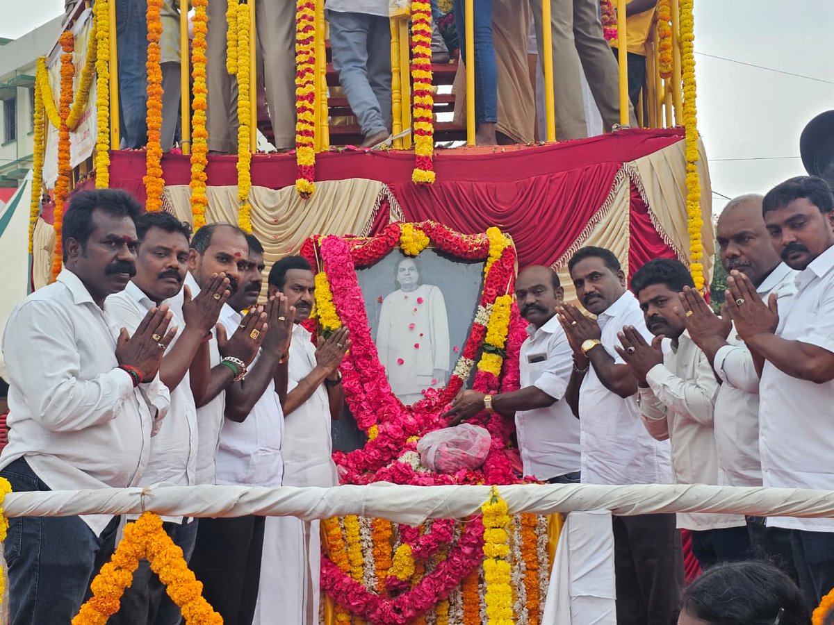 NRDHANAPALAN's tweet photo. இந்திய சுதந்திரப் போராட்டத்தில் மக்களின் விடுதலைக்காகவும், அரசியலில் தன் வாழ்க்கையை அர்ப்பணித்த பசும்பொன்.உ. #முத்துராமலிங்கத்தேவர் அவர்களின் 116 வது பிறந்த நாளையொட்டி, சென்னை நந்தனத்தில் உள்ள அவரது சிலைக்கு மாலை அணிவித்து மரியாதை செய்த நிகழ்வு.@NRDHANAPALAN #ptmk #tnp https://t.co/FDpvn9eG6K