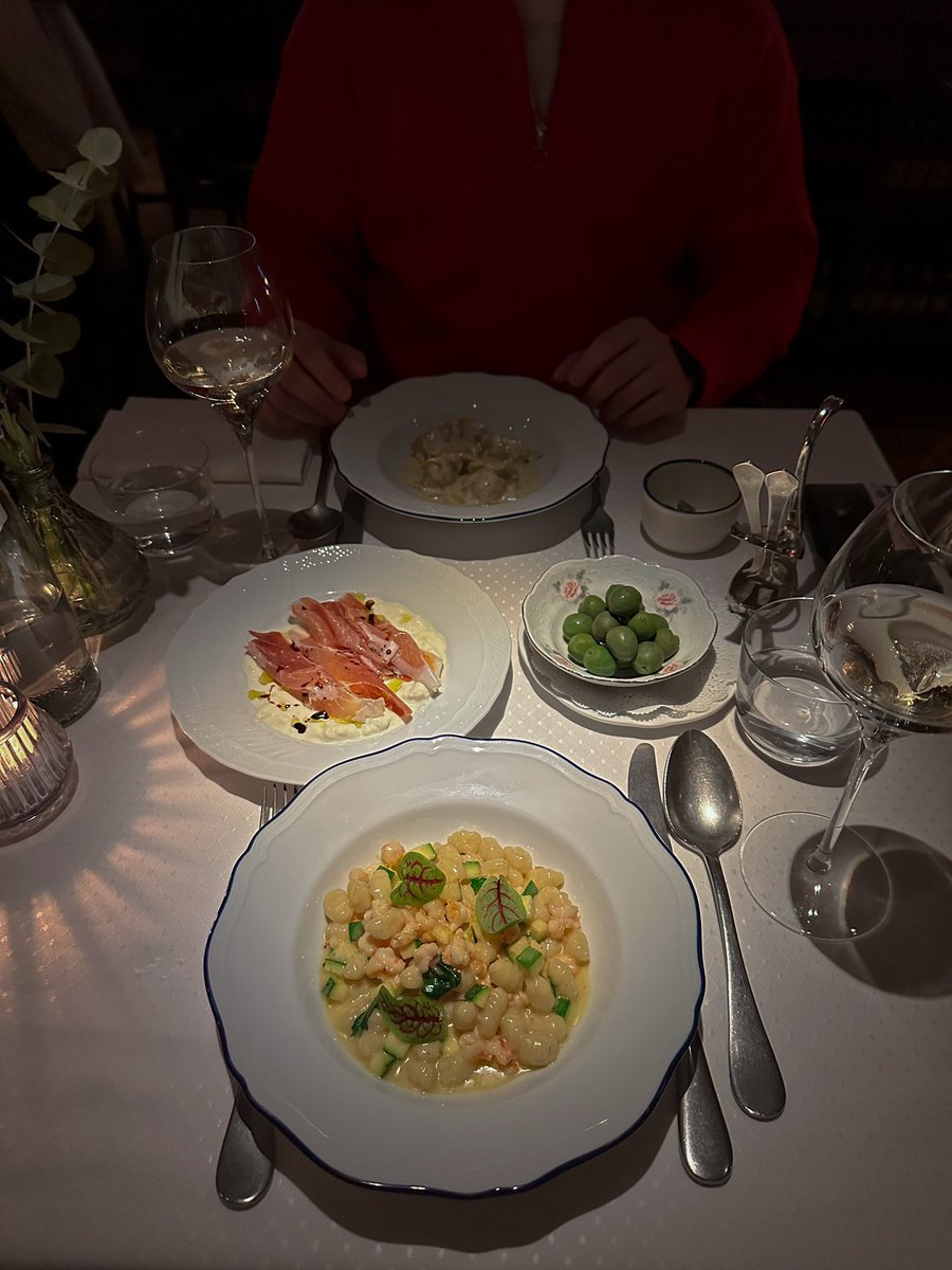 yxodidomoi's tweet photo. Выбралась в Питер, где произошел кулинарный и алкогольный разъеб 💅🏻 https://t.co/1qhIKA0125