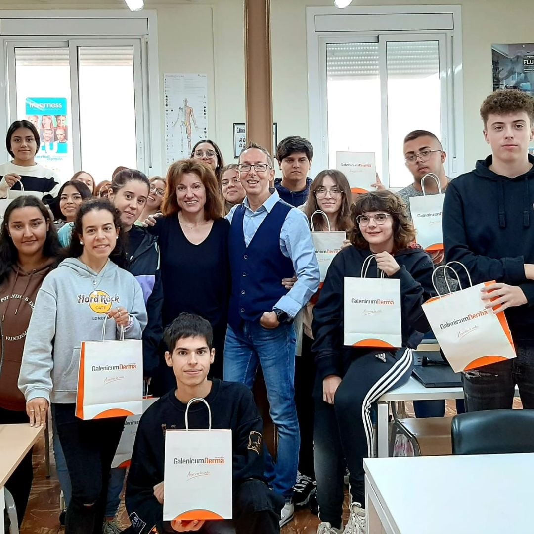 🎓💬 Hem tingut la visita d’ Helena del laboratori Galenicumderma.

💁‍♀️ Hem fet un taller de cosmètica amb els alumnes de segon del cicle de farmàcia

#fp #farmàcia #cfgm #sanitat