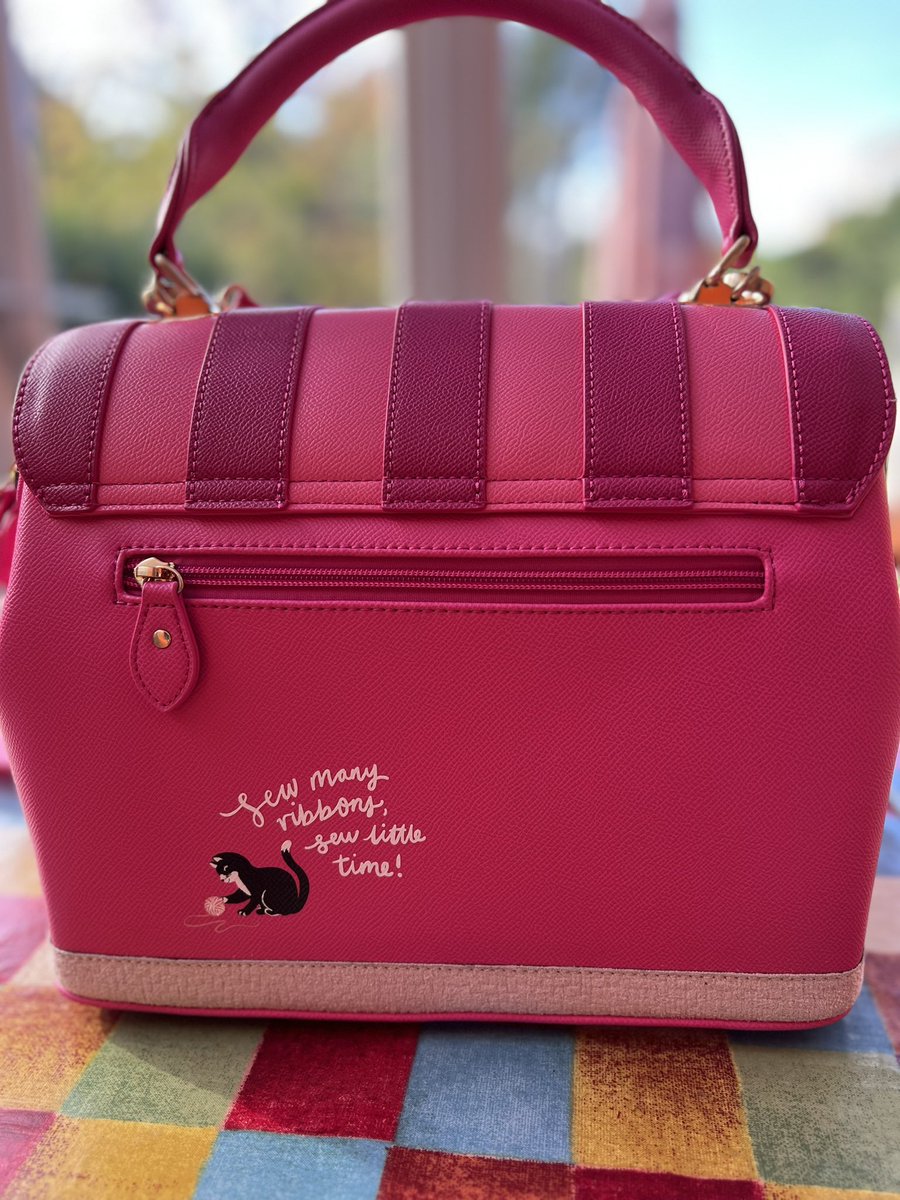 How gorgeous is the new @VendulaLondon @pinkribbonfound bag?