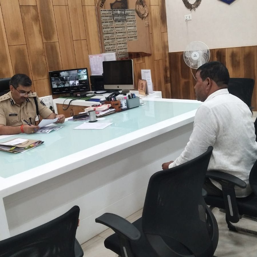 PatnaPolice24x7's tweet photo. वरीय पुलिस अधीक्षक, पटना द्वारा 
आज दिनांक #30OCT23 की जन सुनवाई में, लोगों की समस्याओं को गंभीरता से सुनकर उसके त्वरित निराकरण हेतु संबंधित पदाधिकारी को  निर्देश दिया गया ।
@dm_patna
@bihar_police
@IG_CentralRange
#jantadarbar 
#28oct23 https://t.co/jpocdNUiRe
