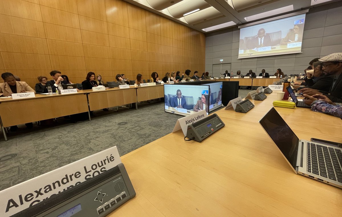 louriealexandre's tweet photo. La mutation de l’aide au développement n’est pas seulement commentée mais co-construite à l’OCDE aujourd’hui. Quatre exemples :
▶️ Équilibrer les allocations de fonds, à l’heure où ils sont sous-alloués à l’Afrique qui, par exemple en matière environnementale, génère moins de 5% des émissions mais subit plus de 35% de pertes humaines dues à la crise climatique
▶️ Localiser l’aide (dont les financements échappent encore aux acteurs locaux dans l’écrasante majorité des fonds) grâce au levier des acteurs philanthropiques qui s’y engagent sur les bailleurs institutionnels
▶️ Accepter voire prioriser de financer le renforcement de capacités des acteurs locaux donc, en acceptant que les bailleurs/donneurs visent un impact plus indirect, plus long terme, qui est démultiplié mais plus dur à mesurer 
▶️ Miser sur la confiance plutôt que la bureaucratie, en s’inspirant des "unrestricted grants" de la
foundation MacKenzie Scott, qui fait ses audits avant et non après ses financements 
_
Merci @bathylle @CyLKami @MosunLayode @F_Moudouthe @Sarr_PapaAmadou @BosleBruno @MichaeleneWelsh @elisa_dsb @DaoudaDIOUF4 @UOsili @ZaaraouiN @GavaldaManon @nangabe @REArnadottir @AsmaEnnaifer @BersethEric @BalzOttilie @SusanneZels @IMashingaidze @AntonioBweme… and all other participants to #AfricaPhilanthropyDay @OCDE_fr cc @JMBorello @FredericBailly1 @SofianeKherarfa @penelopesilice