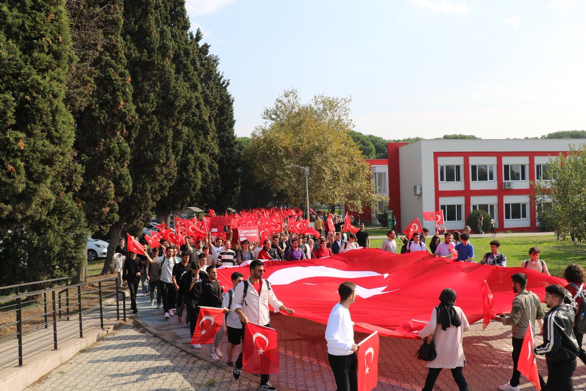 Cumhuriyetimizin 100. Yılını kampüste gerçekleştirdiğimiz  yürüyüşte coşku ile kutladık.