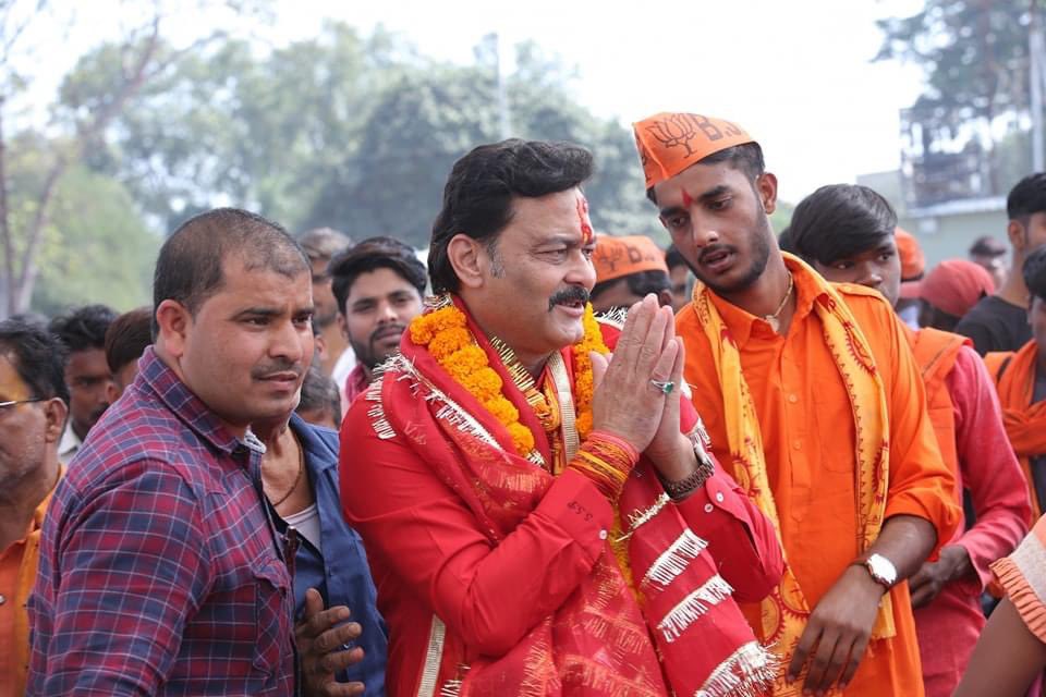 SanjayPathak3's tweet photo. निशब्द हूँ, भावविह्वल हूँ, भावविभोर हूँ। आप सबके अथाह प्यार के आगे।

नामांकन में आपने जो अपनापन दिखाया उसके लिए मेरे पास वाक़ई ना तो शब्द हैं ना कोई वाक्य।  इस प्यार और आशीर्वाद के आगे मेरे हर शब्द बेहद छोटे हैं, आभार जता पाने की मेरी हर कोशिश नाकाम है। इतना प्यार तो केवल अपने ही दे सकते हैं। मुझे संबल, ताक़त, ऊर्जा, प्यार और अथाह आशीर्वाद देने के लिए आप सभी का हृदय की गहराइयों से बार बार धन्यवाद, कोटि कोटि आभार।