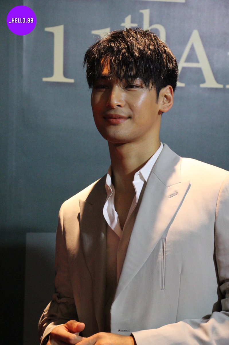 Zine_555's tweet image. ขอบคุณพี่นักข่าวที่ไม่อีดิทผิวอาโป รูปนี้ต้องเก็บ 🤟

APO AT THE 11th HOWE AWARDS  

@Nnattawin1 ᓚᘏᗢ 
╰➤#Nnattawin ᥫ᭡#ApoNattawin
╰➤#HOWEAWARDS2023XAPO ╰➤#HOWEAWARDS2023