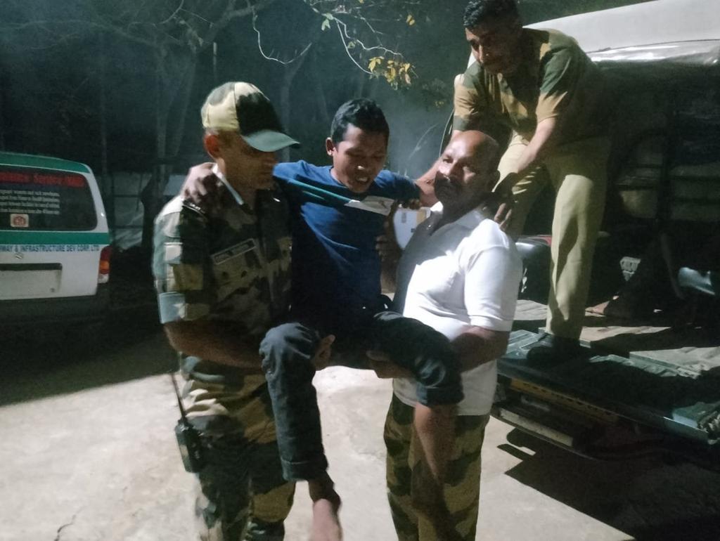 BorderConflicts's tweet photo. #BSF troops rescued a local injured in road accident near Dalu, West Garo Hills Meghalaya & safely evacuated him to the Barangapara Health Centre by BSF vehicle.
#DutyBeyondBorders #BoycottDainikjagran #BallonDor #AppleEven #TejRan #InvestInAmethi https://t.co/LvPUJk9TWj