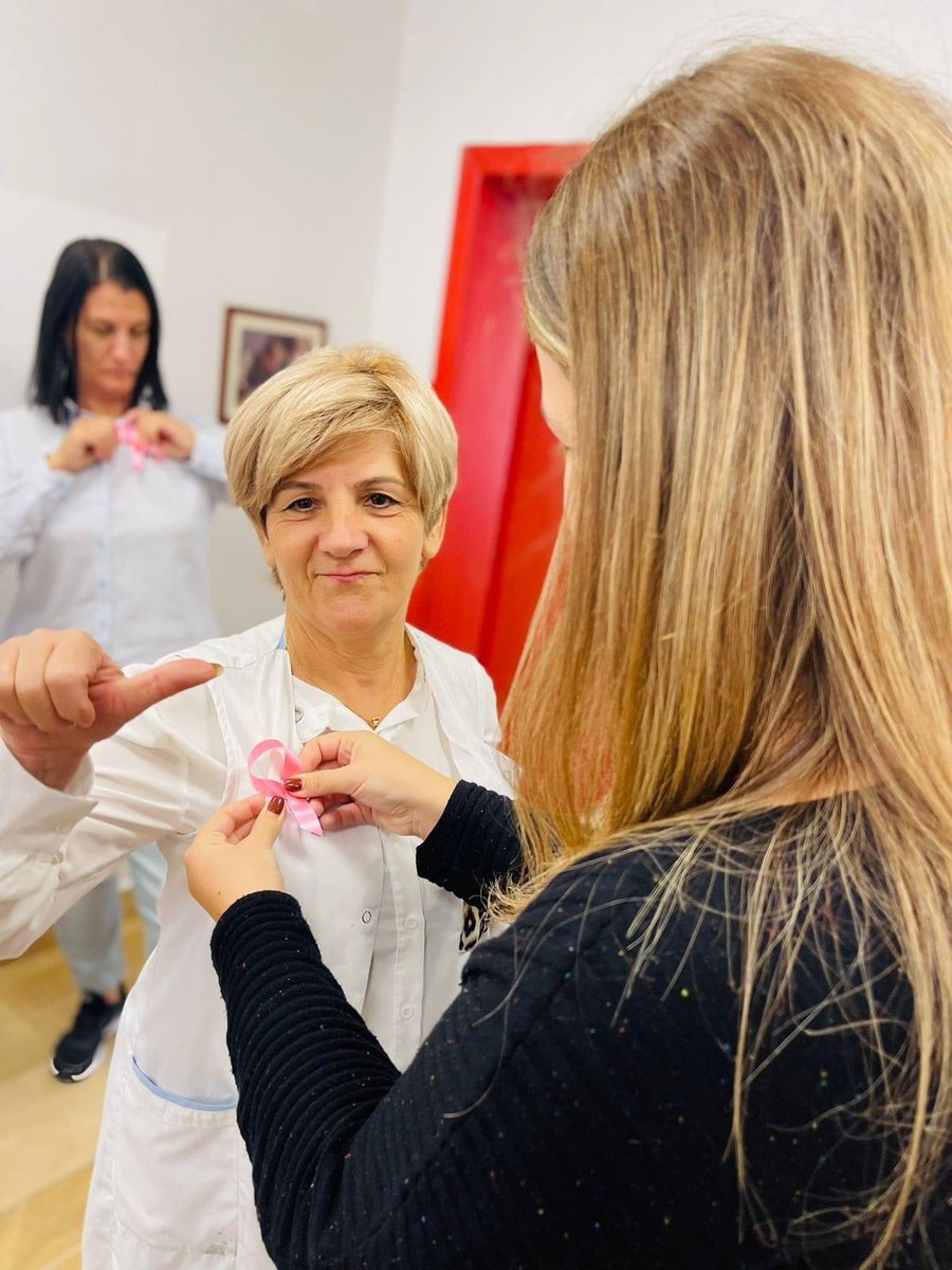 Eva89064905's tweet photo. Tetori Rozë, muaji kushtuar ndërgjegjësimit dhe sensibilizimit ndaj Kancerit  të Gjirit.Në kuadër të këtij muaj kaq sensitiv Stafi psiko - social i @QendraShkoze realizoi një fushatë sensibilizuese me stafin pedagogjik dhe psiko - social të shkollës Androkli Kostallari.💗🙏 https://t.co/1rypGNe5Qa