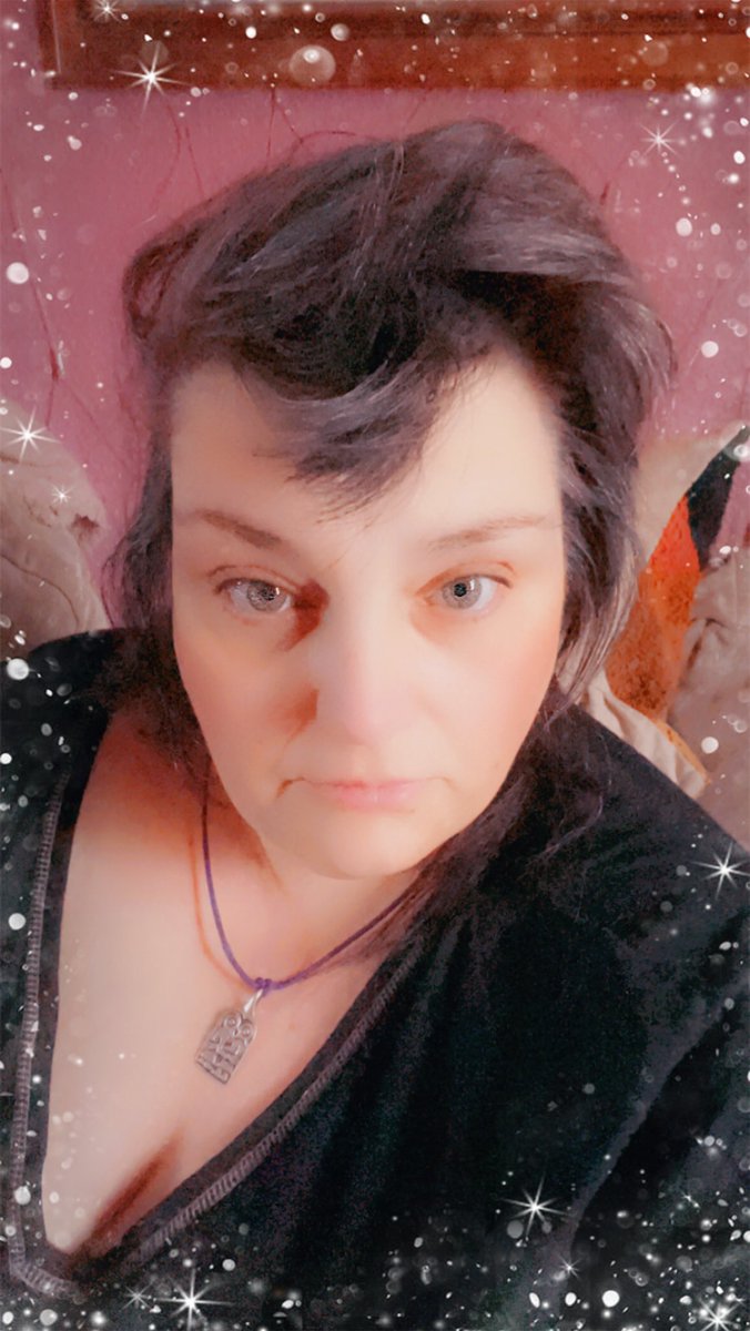 velmakelly13's tweet photo. Today my hair will be mainly channeling #Elvis in his heyday! My hair has a mind if it’s own, I’ve given up trying to tame it! #4fBeauty #quiff https://t.co/J8BmZQhm1G