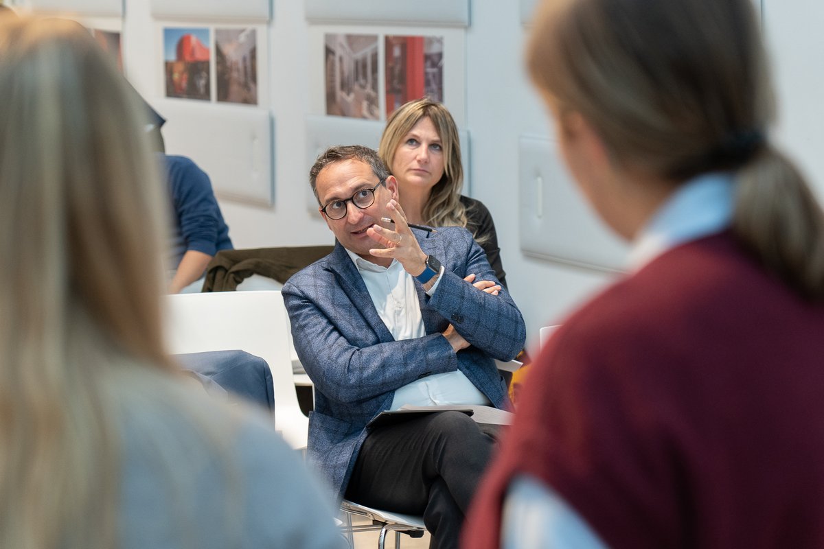 Gli studenti del Master in Imprenditorialità e Strategia Aziendale #MISA hanno visitato CIMBALI, leader in macchine per caffè professionali. Oltre alla visita, hanno proposto idee innovative per l'ambito ufficio. Apprendimento e pratica in un contesto reale.