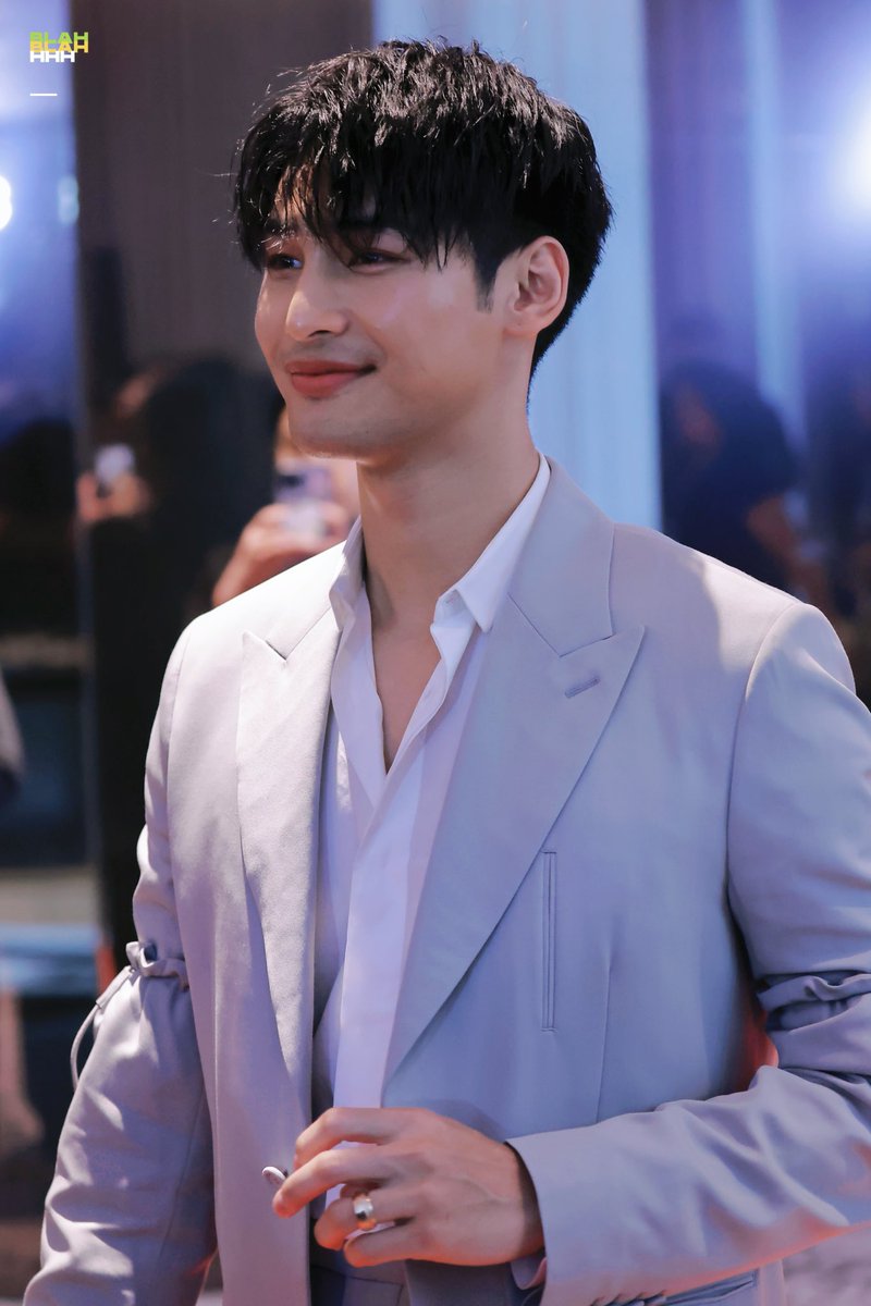 ApoMermaid's tweet image. love the way he play with his @Piaget ring

APO AT THE 11TH HOWE AWARDS
#HOWEAWARDS2023XAPO
#HOWEAWARDS2023 
#Nnattawin @Nnattawin1