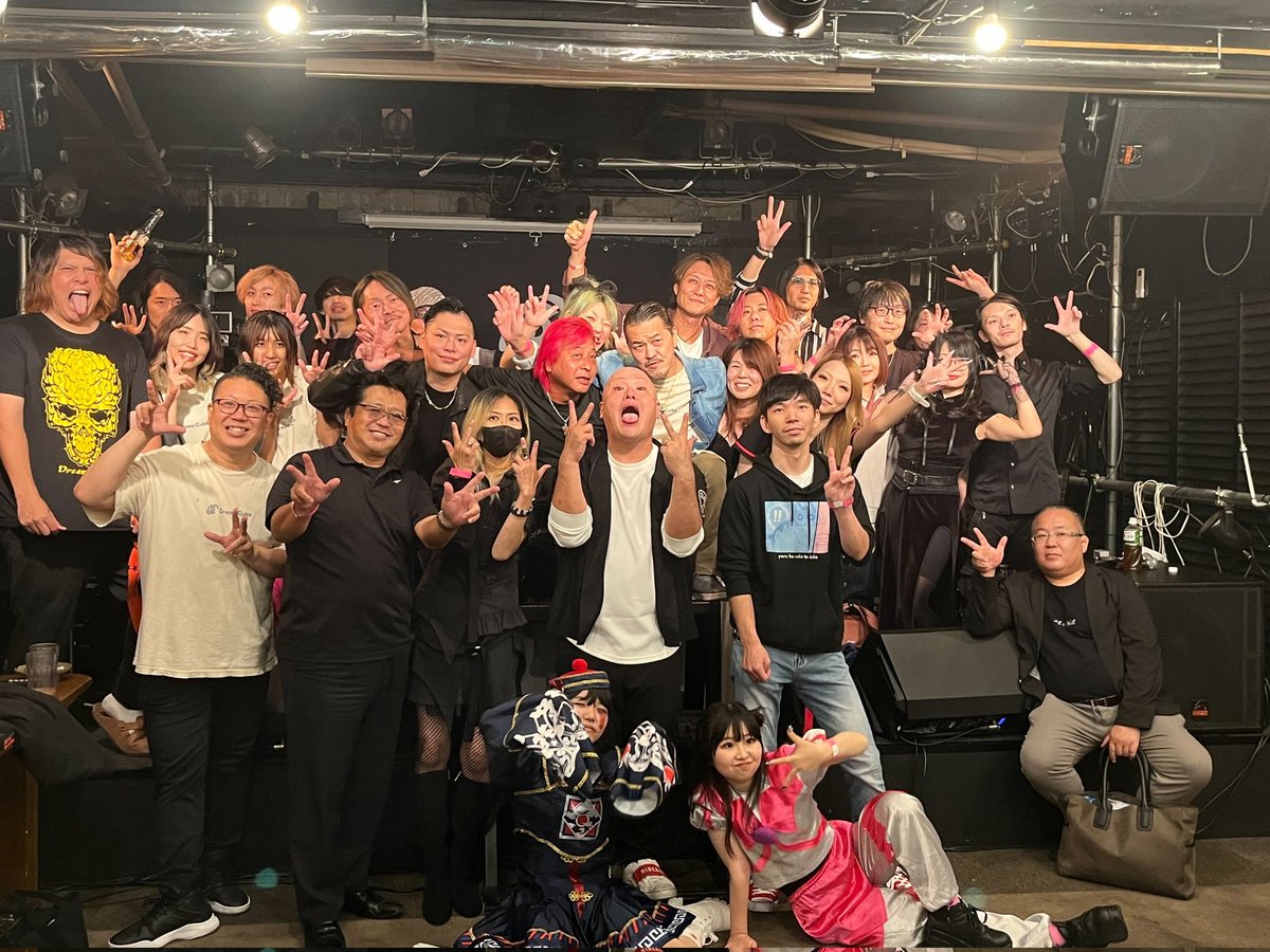 O_JAH_HiSA's tweet photo. 昨夜はついにDREAM CUBE閉店のファイナルLIVEでした😭
私共BLACK LiSTもお声がけ頂き出演させて頂きました✨
ご来場下さいました沢山の皆様.仲間たち.ありがとうございました🙇♀
そしてDREAM CUBEのスタッフさん永い間お疲れ様でした🙇♀
そしてありがとう✋
#DREAMCUBE
#ラストLIVE https://t.co/fkTI6ySE2L
