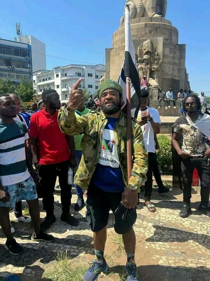 Homem que ficou conhecido nas redes sociais como 'O Soldado da RENAMO', foi supostamente raptado por indivíduos desconhecidos armados e vestidos a civil no jardim da Liberdade, vulgo Madgermanes na Cidade de Maputo.