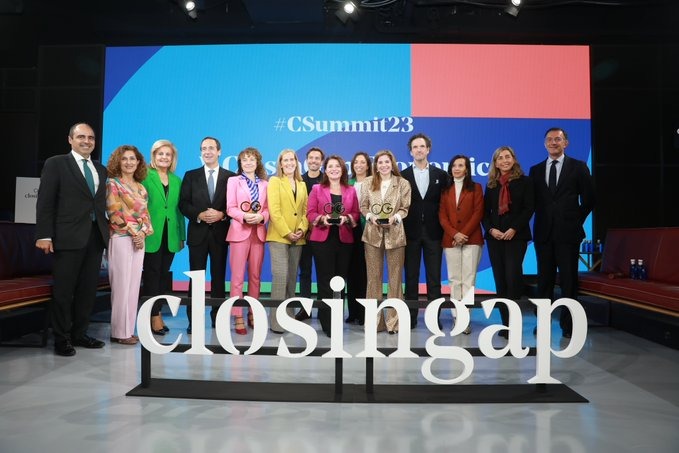 Fundacion_Ceoe's tweet photo. 🚀Celebramos el #CSummit23 de @closingap, una reflexión sobre el potencial del #talento femenino y las palancas de cambio para transformar la sociedad
La pdta de la @Fundacion_Ceoe (@fatimaempleo) ha otorgado el premio #ClosinGap a Núria Mas por su trayectoria profesional🏆 https://t.co/Jj6NrXhLca
