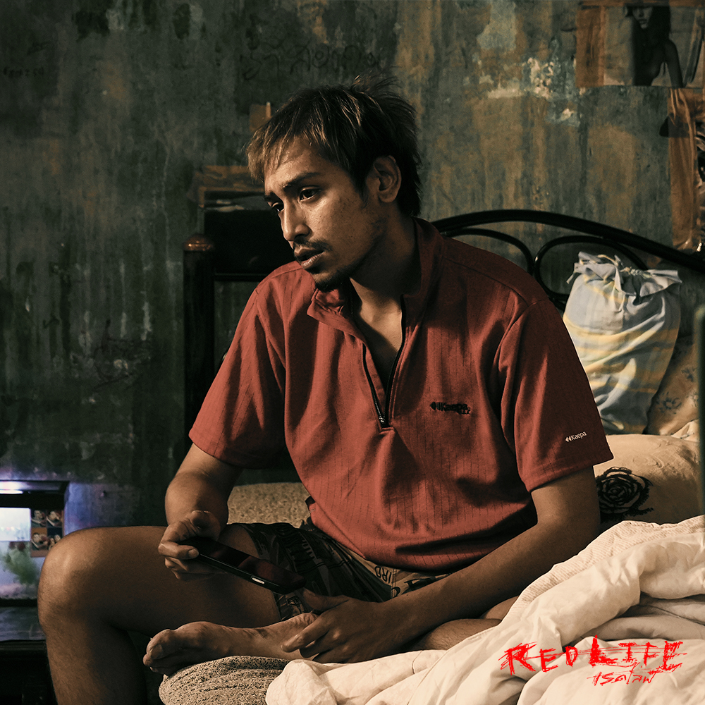 Fun Fact : เสื้อผ้านักแสดงในหนัง #RedLife ล้วนเป็นเสื้อผ้ามือสองทั้งหมด เนื่องจากหนังเล่าเกี่ยวกับชีวิตผู้คนในสลัมแนวตั้ง ทำให้บางตัวจึงมีแค่ชิ้นเดียว จึงจำเป็นต้องถนอมเป็นอย่างดี ถ้าขาดหรือเสียหายไป หนังจะมีปัญหาเรื่องคอนทินิว (ความต่อเนื่อง)

#เรดไลฟ์ 2 พฤศจิกายน ในโรงภาพยนตร์