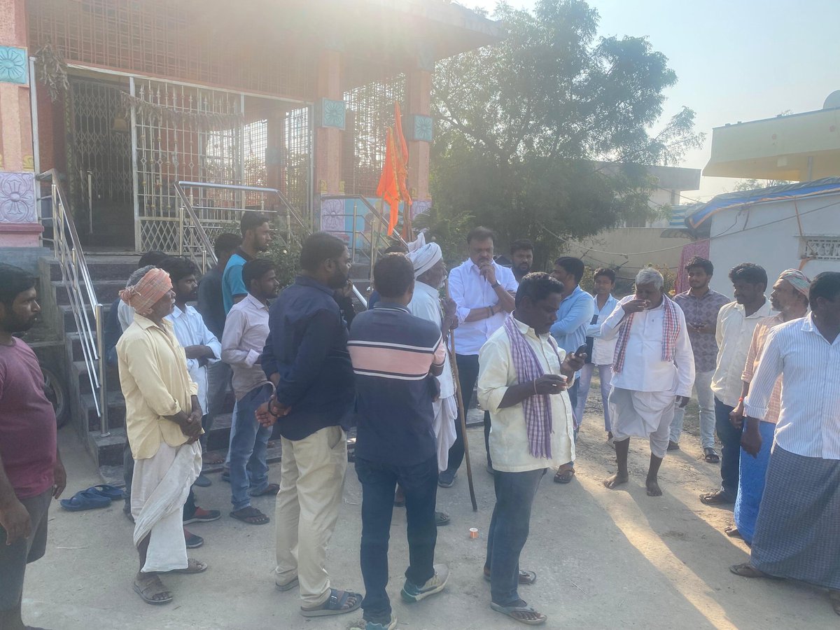 Preddybjp's tweet photo. చాయ్ పే చర్చ కార్యక్రమంలో భాగంగా సాలూర మండలంలోని సాలంపాడ్ క్యాంపు గ్రామంలో పర్యటించి స్థానికుల సమస్యలు తెలుసుకున్నాం. రాష్ట్ర ప్రభుత్వం అవలంభిస్తున్న అసంబద్ధ విధానాలు, దుర్మార్గ పాలనను ఎండగట్టడంతో పాటు గత పదేళ్లుగా అభివృద్ధికి అడ్���ంకి గా మారిన కేసీఆర్ ప్రభుత్వాన్ని గద్దెదించి, దేశ వ్యాప్తంగా సాహసోపేత నిర్ణయాలు, చేస్తున్న సంక్షేమ కార్యక్రమాలు తెలంగాణలో పూర్తిస్థాయిలో ప్రతి ఇంటికి చేరాలంటే భారతీయ జనతా పార్టీ అధికారంలోకి తీసుకురావాలని వివరించాం.

#ChaiPeChwrcha