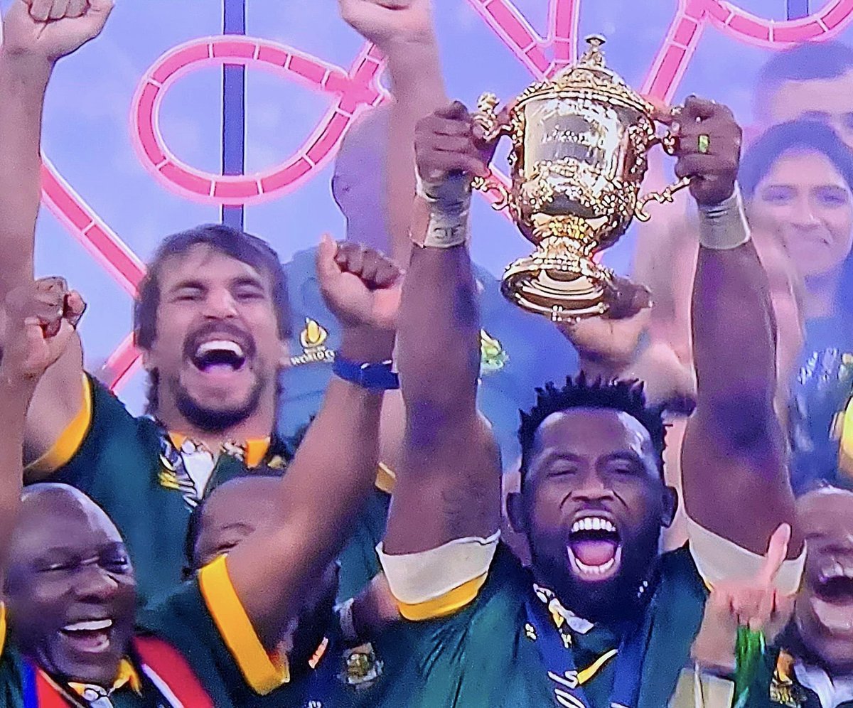 pierpi13's tweet photo. Guardi la finale mondiale di rugby e non PUOI cambiare canale! Vedi trenta colossi che si danno la mano e che si abbracciano alla fine di una battaglia pazzesca. E ti senti piccolo piccolo: e un po' ti vergogni per aver appena partecipato alla discussione su un presunto rigore non dato o su un fuorigioco discusso. Lo sport sublimato all'ennesima potenza. Sudafrica campione del mondo per un punto sulla Nuova Zelanda! Si vince e si rispetta. Si perde e si accetta. Che lezione ragazzi!
Marino Bartoletti
