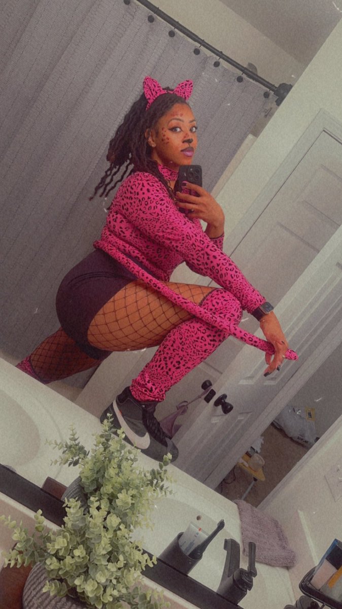 Chabooboo3's tweet image. Big Purr stepped out tonight 😏 #Halloweekend #pinkleopard #kittycat