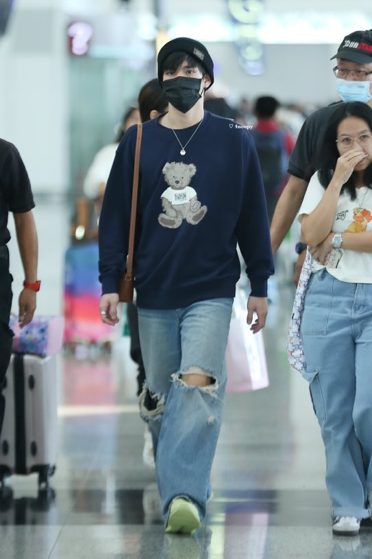 Isoneoo's tweet image. ไม่รู้ว่าใช่ของขวัญวันเกิดที่เราซื้อให้โฟร์ทมั้ย แต่กรี้ดนำไปแล้ว ตั้งใจเลือกนานมาก เพราะมี2สี และสต็อกของก็เหลือน้อยมาก ขอบคุณพี่สาวที่ช่วยเลือก ขอบคุณพนงร้านที่ขายเก่ง55 และขอบคุณโฟร์ทที่หยิบมาใช้ เจ่เจ้ขิตแระ🫠  เดี๋ยวกลับไปซื้ออีกสีนะ😊💗

#Fourthnattawat 
#โฟร์ทณัฐวรรธน์