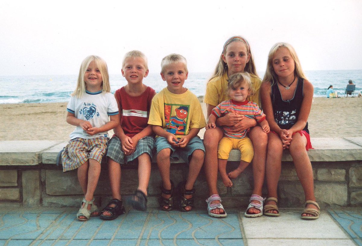 In de herfstvakantie waren we op pad.  Met ons hele gezin. Telkens keek ik of iedereen er was. En dan was er dat moment … we zijn niet compleet. Dat is gemis. Al twaalf jaar vandaag.#kanjerguusje #rouw #liefde #gemis