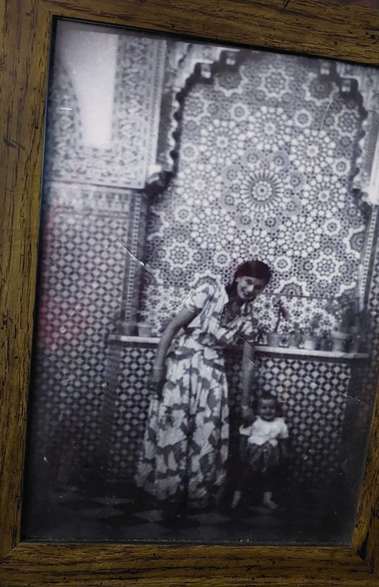 Ma mère et sa propre mère moitié juive moitié musulmane dans sa maison d'enfance à Rabat. A l'époque les assiettes de gâteaux circulaient entre juifs et musulmans d'une terrasse à l'autre. C'est important de manger dans la même assiette.