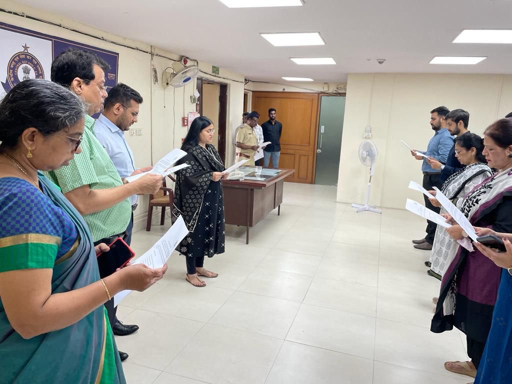 Vigilance Awareness Week was observed by CGST & Central Ex., Palghar Commissionerate and pledge on Integrity was taken on 30.10.2023, marking its significance. @DARPG_GoI @FinMinIndia @nsitharamanoffc @officeofPCM @PIBMumbai #cbic #cgstmumbai