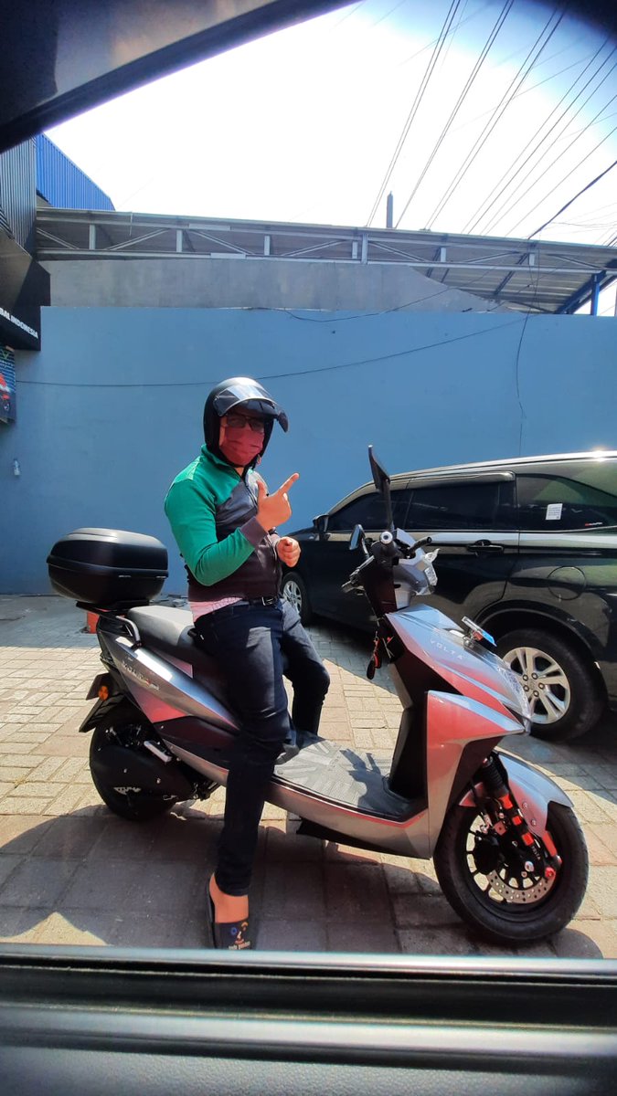 Hari ini di surabaya, kalau kalian lihat orang pakai motor volta  seperti ini.. bisa jadi itu aku atau teman2ku