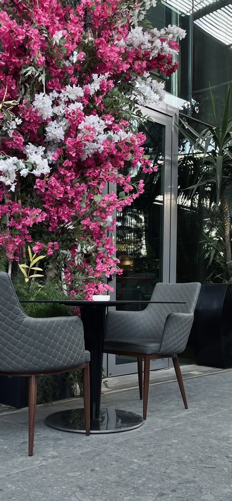 كان عندك مايكفي من حنين 
وكان عندي مايكفي من غرام

ويوم قابلتك جلسنا ساعتين
كلها راحت وش اخبارك تمام .