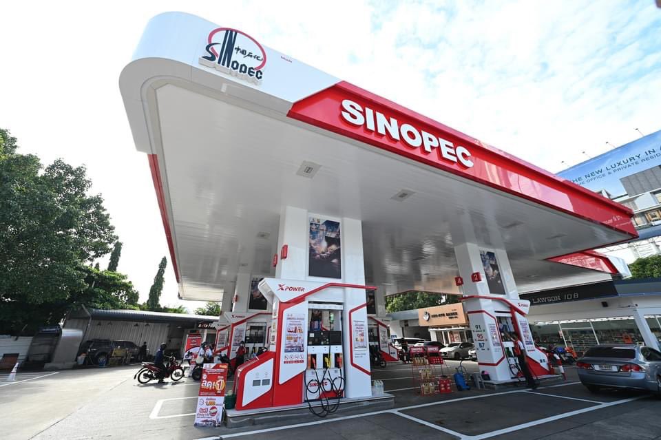 ThaiEnquirer's tweet photo. Sinopec (Hong Kong), a division of China's Sinopec Group, launched its first filling station via a joint venture in Thailand last week.

Sinopec Susco, a joint venture between Thailand's Susco (51%) and Sinopec (49%), unveiled the filling station with the slogan "Fuel To The Max" on Ratchadaphisek Road on October 25.

The filling station also features a B-Quick service center, a Lawson108 convenience store, and a Chao Doi coffee shop. The joint venture plans to open five more stations this year.

#Thailand #Sinopec #Susco