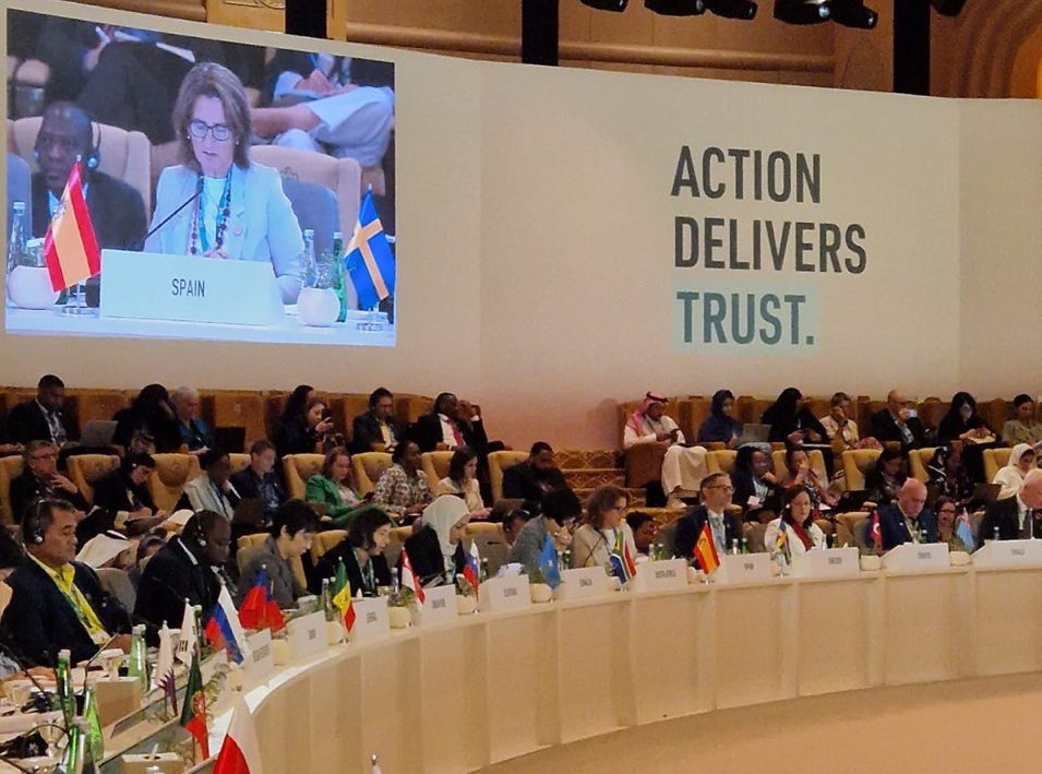 mitecogob's tweet image. — VP @TeresaRibera interviene en el plenario de la #PreCOP en Abu Dabi 

Subraya acuerdos globales a alcanzar
🔹Alcanzar el pico de emisiones en 2025
🔹Eliminación progresiva de combustibles fósiles
🔹Nuevo sistema de financiación para acción climática. Quien contamina paga