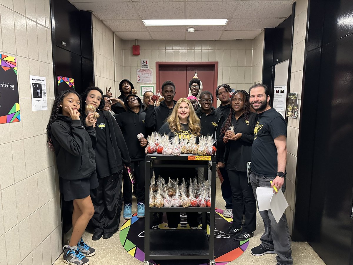 JustineSharoyan's tweet photo. 266 students had near perfect attendance for marking period 1 & we needed to CELEBRATE that! Seeing their smiles and joy as they chose between caramel vs candied apples made my weekend 🖤💛 #BHSSTRONG @davis_fia @BXHSD81011 @bronx_health https://t.co/Zxo5qAEwl8