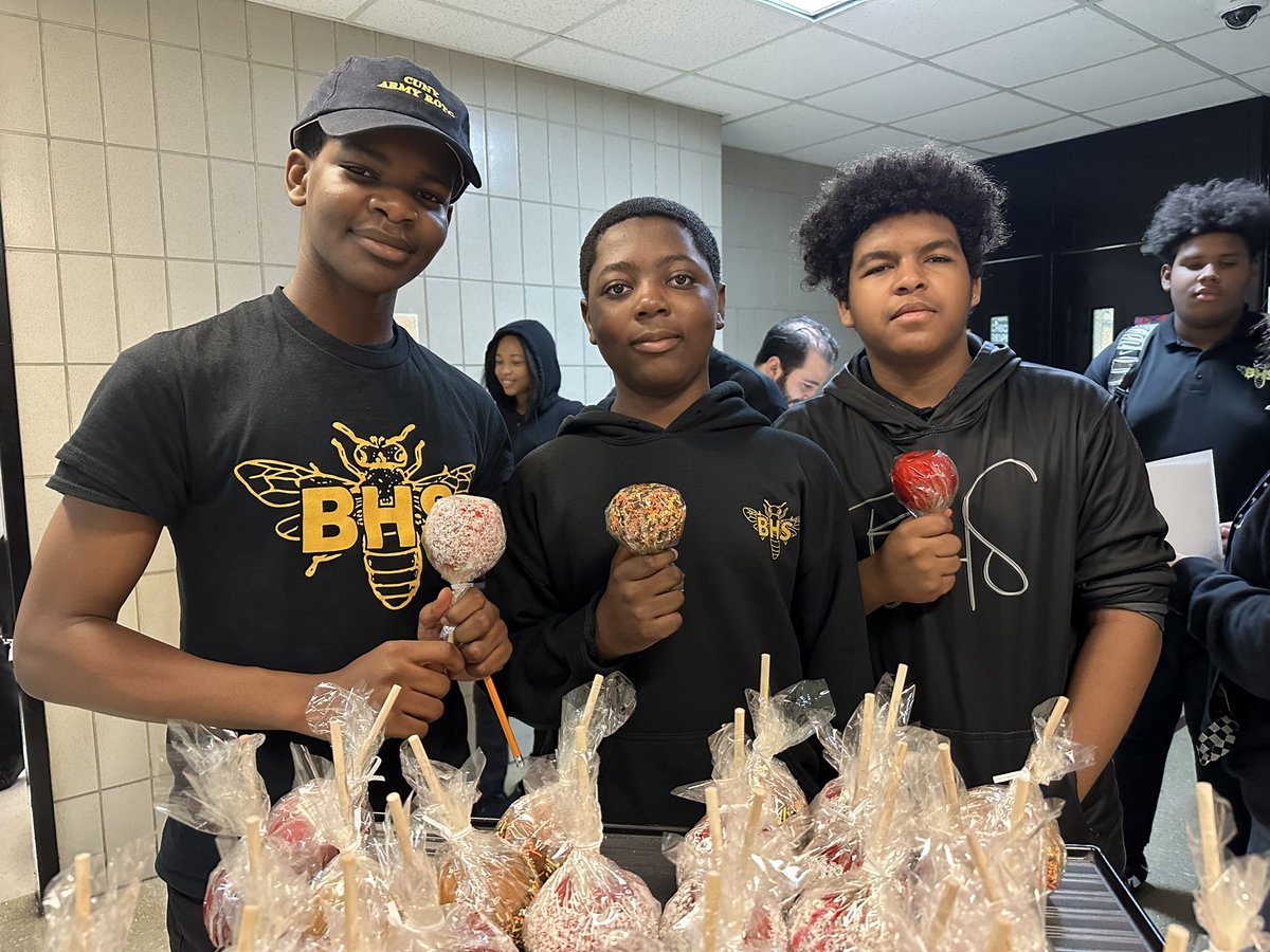 JustineSharoyan's tweet photo. 266 students had near perfect attendance for marking period 1 & we needed to CELEBRATE that! Seeing their smiles and joy as they chose between caramel vs candied apples made my weekend 🖤💛 #BHSSTRONG @davis_fia @BXHSD81011 @bronx_health https://t.co/Zxo5qAEwl8