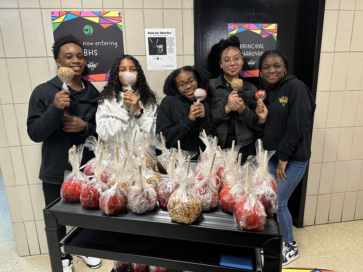 JustineSharoyan's tweet photo. 266 students had near perfect attendance for marking period 1 & we needed to CELEBRATE that! Seeing their smiles and joy as they chose between caramel vs candied apples made my weekend 🖤💛 #BHSSTRONG @davis_fia @BXHSD81011 @bronx_health https://t.co/Zxo5qAEwl8