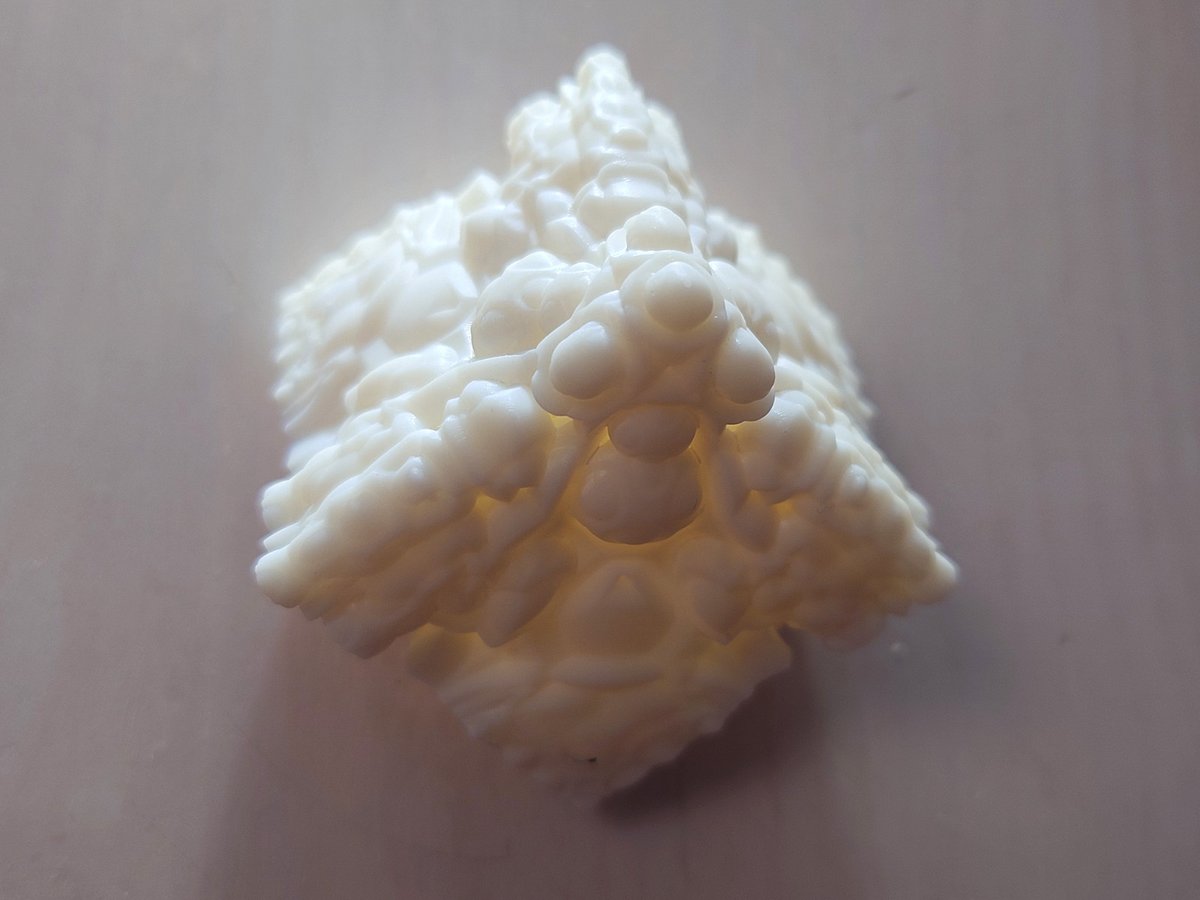 maya_canaan's tweet photo. 光造形型の3Dプリンタでフラクタル(マンデルボックス)を印刷してみた。3Dプリンタの特性上、1/8ピースごとに印刷して組み合わせる予定。割といい感じに印刷してくれたが、やはりレジンが太ってしまって組み合わせると隙間が… モデルを修正して再チャレンジの予定。
#mandelbox #3dprinter https://t.co/3YfwrIF0v1