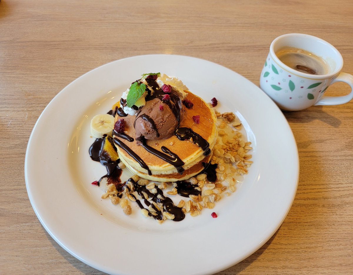 maeee__chun1209's tweet image. まだ気持ちへこんでて😢
そんな自分を元気付けようと今月まで使えるお誕生日クーポンで無料デザートを食べに行ったら、店員さんが持って来たレシートに手書きのメッセージ書いてあってᝰ✍︎
それ見たら優しさに涙出たよ😭✨
#デニーズバースデーデザート
#店員さんの優しさに涙