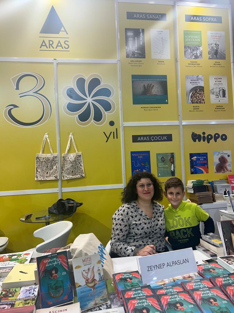 Zeynep Alpaslan, standımızda kitaplarını imzalıyor!
12.15’te de minik okurlarıyla Karadeniz Salonu’nda buluşacak, bekleriz. 📚🎪🫧