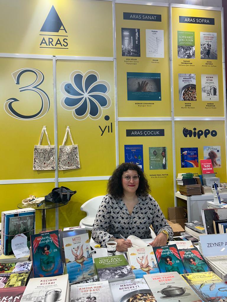 HippoKitap's tweet photo. Zeynep Alpaslan, standımızda kitaplarını imzalıyor!
12.15’te de minik okurlarıyla Karadeniz Salonu’nda buluşacak, bekleriz. 📚🎪🫧 https://t.co/LKOhk0Q406