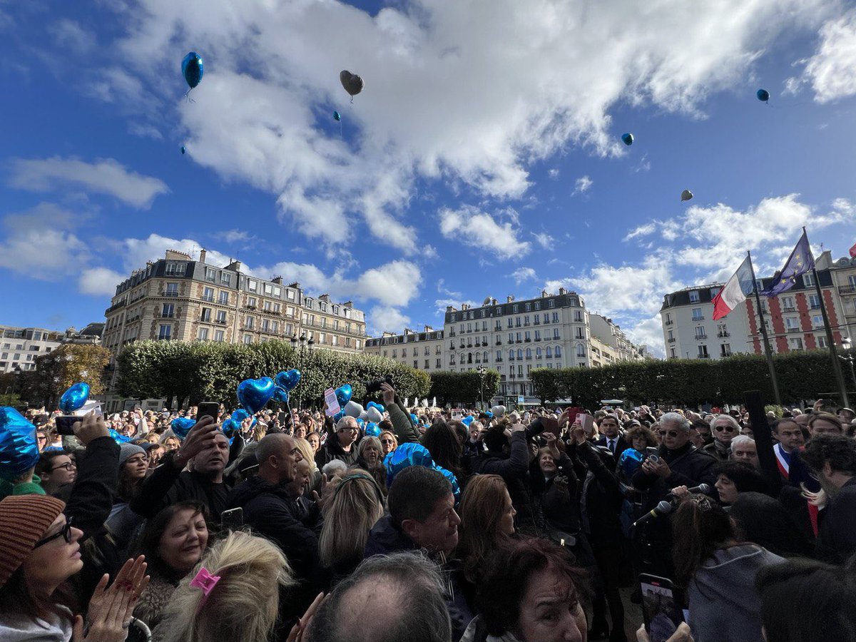 Hier nous étions plusieurs centaines mobilisés à #Levallois, pour la libération de #otages aux mains des terroristes du Hamas. 

Citoyens, élus, parlementaires, représentants des cultes, associations, nous avons tous un rôle à jouer. 

Nous ne vous oublierons pas.