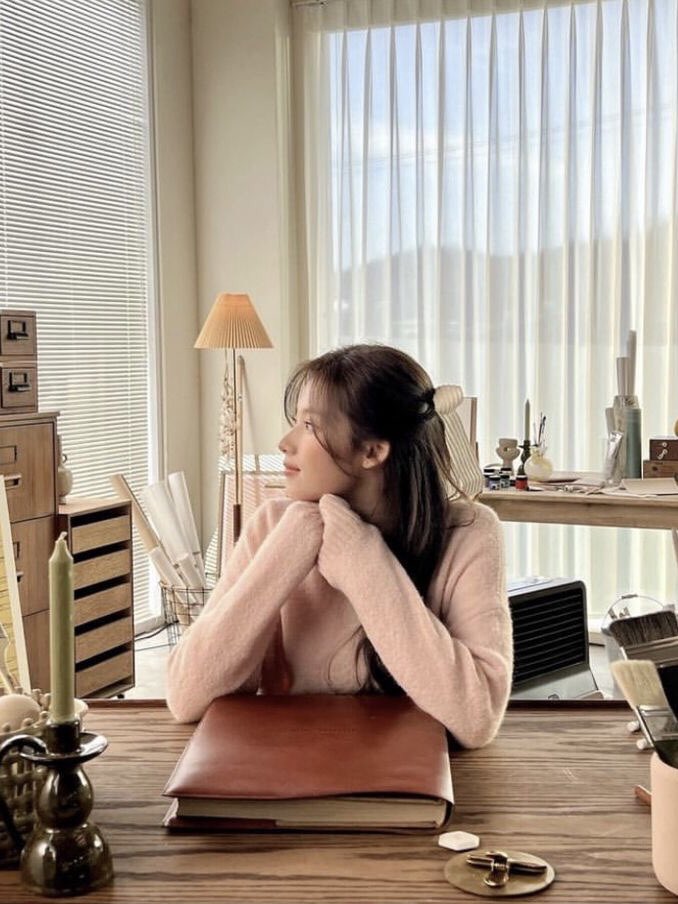 zikyuvic's tweet photo. a samo au (kindergarten teacher sana and kindergarten parent momo) wherein student ni sana anak ni momo, type ni momo teacher ng anak nya https://t.co/tUh3nLqf5X