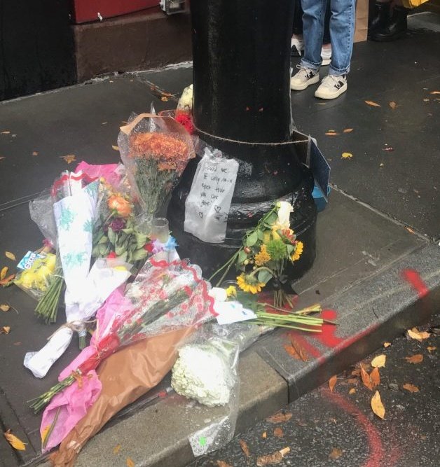 Hayranları, Matthew Perry'nin anısına Friends apartmanının önüne çiçek bırakmaya başlamış.