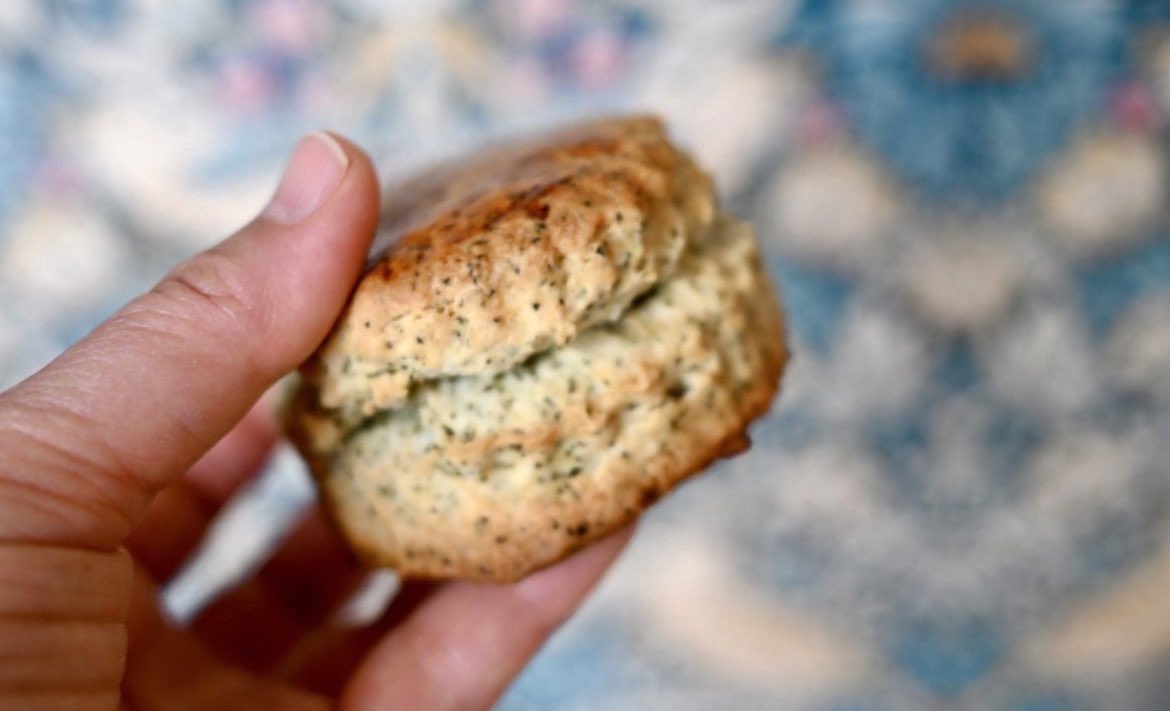 t_f_kitchen's tweet photo. スコーンと紅茶が美味しい季節になりましたね。すぐに食べたい時はお家で作ります。ずっと評判の良いスコーンです。
レシピをどうぞ。 https://t.co/qvcEgjU1wr