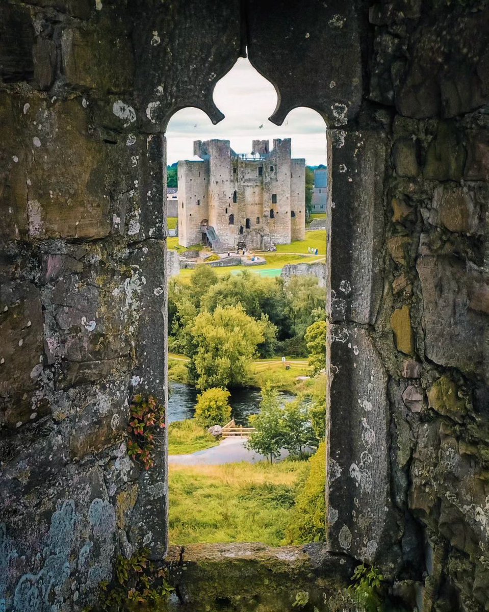 Now, THAT'S a view out of the window! What can you see out of yours today? 

🚗 1hr west of Dublin

📍Trim Castle, County Meath

📸 instagram.com/luisteix/