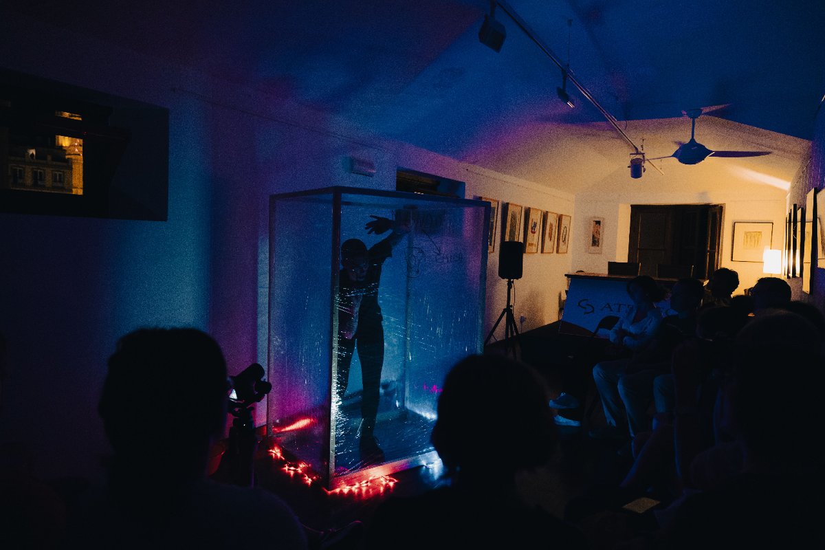 La segunda actividad del festival #CulturaViva fue la performance de Evelyne Rigaud el viernes 22 de septiembre propuesta por Sergio Croma para el #AteneoDeMálaga. La performance, llamada “𝗔” 𝘂 “𝗢”, busca poner de relieve los estereotipos de género.
Patrocina <a href="/CervezaVictoria/">Cervezas Victoria</a>