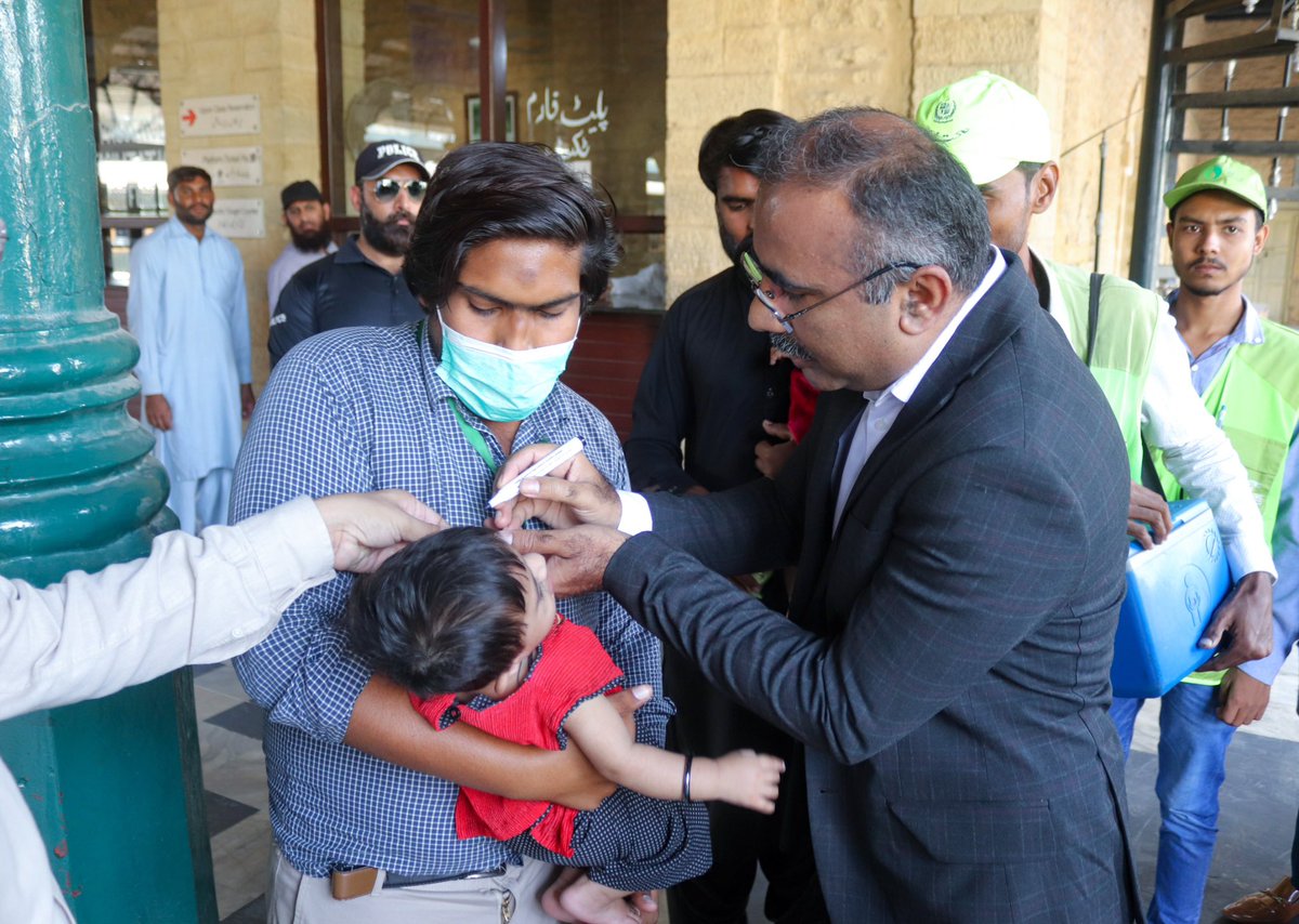 DCSouthKarachi's tweet photo. Visited Cantt. Railway Station to encourage train-bound mobile polio team of District South. Teams will travel onboard Rehman Baba and Khyber Mail trains to cover every child under 5 years of age who are travelling out of Karachi during the ongoing SNID/OBR polio campaign. https://t.co/OQseVFUlwV