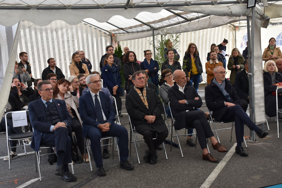 [1ère pierre Gériatrie] 
🌱 Un arbre symbolique a été planté lors de la pose de la première pierre du bâtiment de gériatrie au CHU de Saint-Étienne, symbole de vie et d'engagement envers nos aînés. 🏥 
Restez à l'écoute de notre mission pour le bien-être des aînés !💙#Gériacom