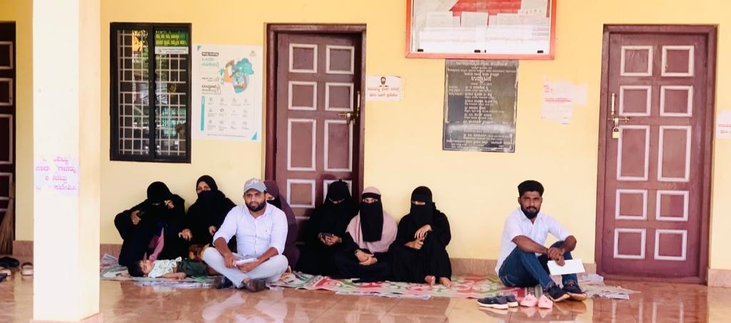 afsarkodlipet's tweet photo. ದ. ಕ. ಜಿಲ್ಲೆಯ ಸಜೀಪ ಮುನ್ನೂರು ಪಂಚಾಯಿತಿ PDO ಲಕ್ಷ್ಮಣ್ ರವರು ಅಧಿಕಾರ ವಹಿಸಿದ ನಂತರ ಪಂಚಾಯತ್ ಕಾರ್ಯಚಟುವಟಿಕೆಯಲ್ಲಿ ಚುನಾಯಿತ ಸದಸ್ಯರುಗಳನ್ನು ಯಾವುದೇ ವಿಶ್ವಾಸಕ್ಕೆ ತೆಗೆದುಕೊಳ್ಳದೆ ಏಕ ಪಕ್ಷೀಯವಾಗಿ ವರ್ತಿಸುತ್ತಿದ್ದು ಇದರಿಂದ ಗ್ರಾಮದ ಅಭಿವೃದ್ಧಿಗೆ  ತೊಡಕುಂಟಾಗಿದೆ. ದಿನಾಂಕ 21.10.23 ರಂದು 8 ಪಂಚಾಯತ್ ಸದಸ್ಯರಿಗೆ ಯಾವುದೇ 
1/2 https://t.co/nemWF91isR
