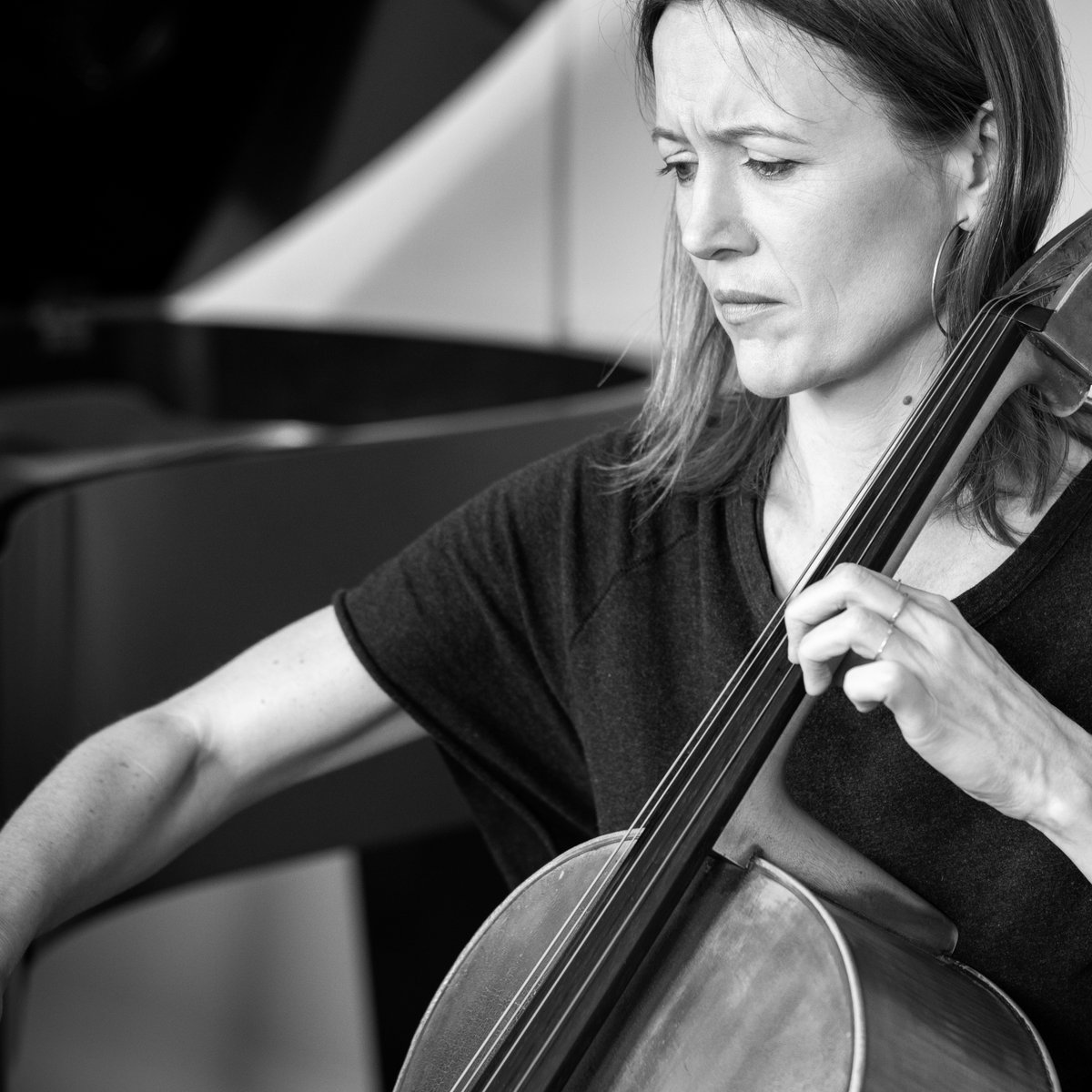Red Kite Concerts (@redkiteconcerts) on Twitter photo Beautiful sounds, stunning setting
Sun 5pm
Cockayne Hatley
Gorgeous new music from
<a href="/KloudaNatalie/">Natalie Klouda</a>
Emily Hall
<a href="/nicomuhly/">Nico Muhly</a>
<a href="/evbvd/">Eve Beglarian</a>
@obanfiddle
Interwoven with sublime Bach & Barbara (Strozzi)
There'll be candles! and vino!
redkiteconcerts.com
<a href="/oconnellcello/">Clare O'Connell</a>
<a href="/oflynnflute/">Sarah O'Flynn</a> Beautiful sounds, stunning setting
Sun 5pm
Cockayne Hatley
Gorgeous new music from
<a href="/KloudaNatalie/">Natalie Klouda</a>
Emily Hall
<a href="/nicomuhly/">Nico Muhly</a>
<a href="/evbvd/">Eve Beglarian</a>
@obanfiddle
Interwoven with sublime Bach & Barbara (Strozzi)
There'll be candles! and vino!
redkiteconcerts.com
<a href="/oconnellcello/">Clare O'Connell</a>
<a href="/oflynnflute/">Sarah O'Flynn</a>