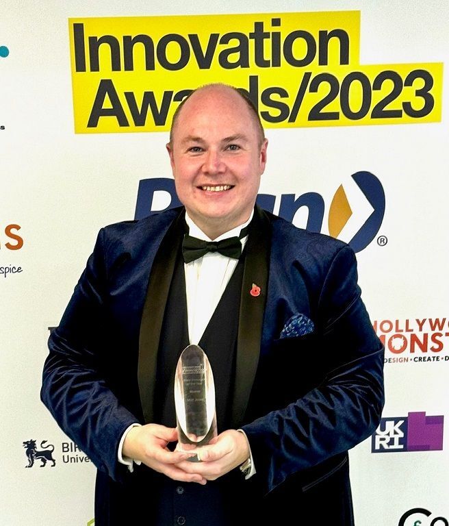 It's a special #mondaymotivation at Oxbridge as we celebrate our founder, @mattcjones, named Male Innovator of the Year at The Technology Supply Chain Awards! A fantastic achievement - congratulations from all of us! #BusinessAwards #IA2023 #OurTeam #celebration #oxbridge
