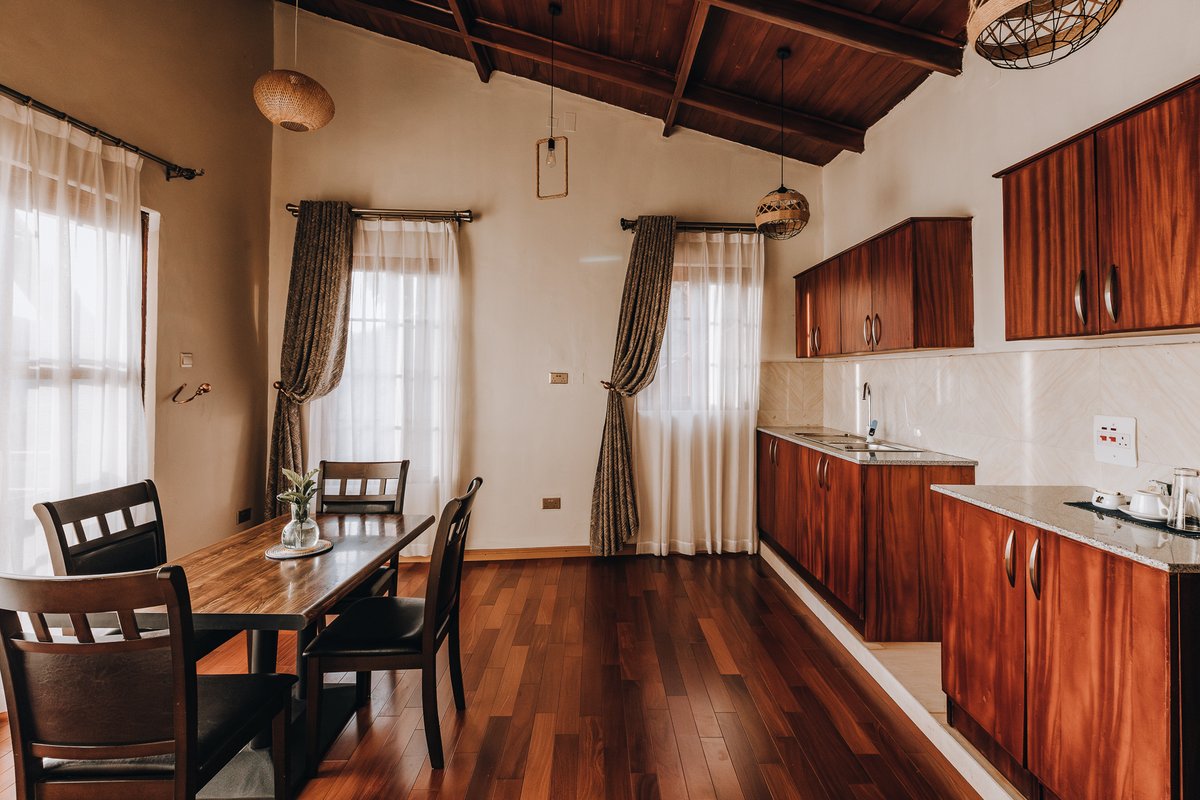 gorillaheights's tweet photo. Indulge in the ultimate retreat with your own private dining room and kitchenette in our deluxe cottages, allowing for intimate meals with the enchanting Bwindi Impenetrable Forest as your backdrop.
📸: @planetinmylens 
#safari
#Vacation https://t.co/xXUXXbmnzr