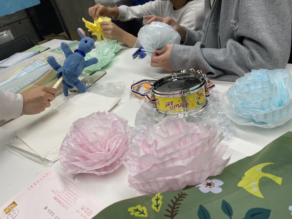 TanPoPo_ic's tweet photo. こんばんは🌙☁️
人形劇サークルTanPoPoです！

シオン祭まで、あと3日💫

飾りのお花作成中~！🌷

……あれれ？ねずみ🐭くんが遊びにきてる！ネズミくんはお話に出るのー？

「観てからのお楽しみだﾁｭｳ~❕」

🐭11月2日・3日
🐭11号館2階11202教室
🐭①11:00～  ②14:00～

お待ちしております！ https://t.co/ulfFdvX2hl