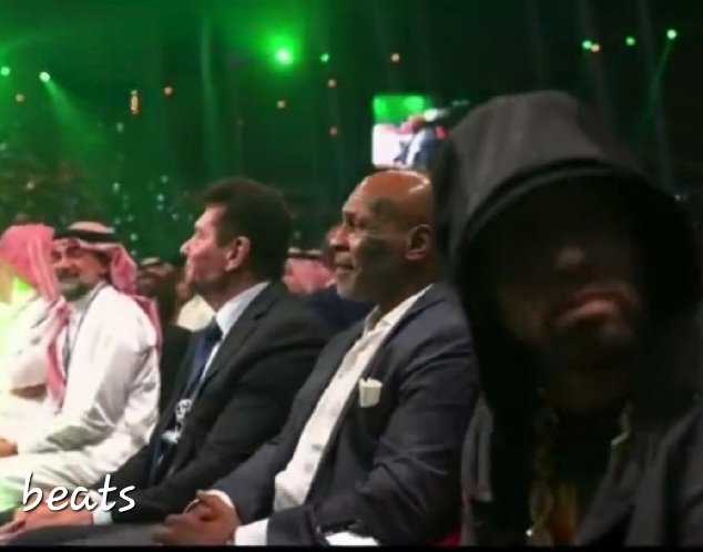3 more pics from #tysonfury_VS_francisngannou eminem with some other legends lol
Wanted to see his face better? Now u can...
🐐 🐐 🐐